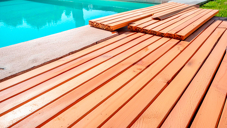 Planches de bois exotique prêtes à être installées pour la terrasse de piscine